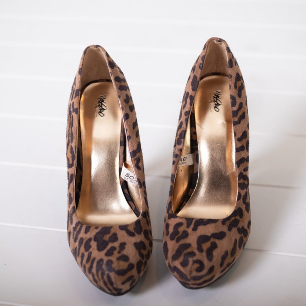 Leopard print pumps